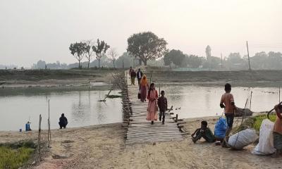 ১৫ হাজার মানুষের একমাত্র ভরসা বাঁশের সাঁকো