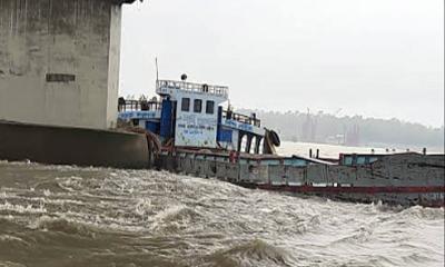 বঙ্গবন্ধু সেতুর পিলারে ধাক্কা দিয়ে আবারও বাল্কহেড ডুবি, আটকে আছে আরেকটি