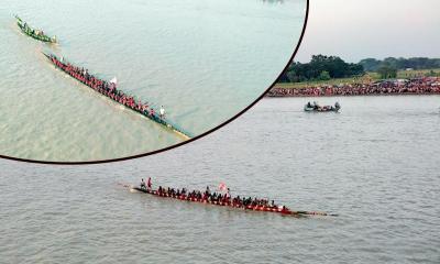 নৌকাবাইচ দেখতে মধুমতির পাড়ে লাখো মানুষের ঢল