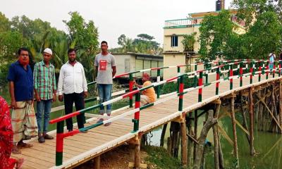 দুর্ভোগ লাঘবে ১৫০ ফুট দৈর্ঘ্য ‘কাঠের সেতু’