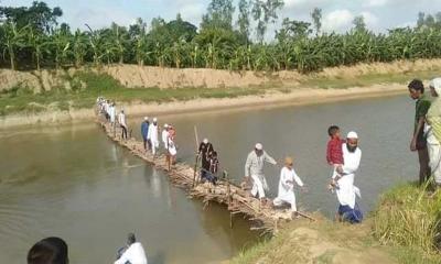 ঝুঁকি নিয়ে সাঁকো পারাপার