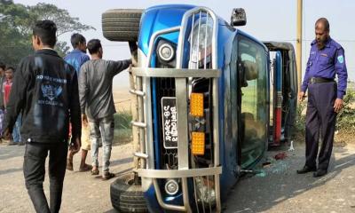 নোহা গাড়ীর ধাক্কায় পুলিশের পিকআপ উল্টে এএসপিসহ আহত ৫