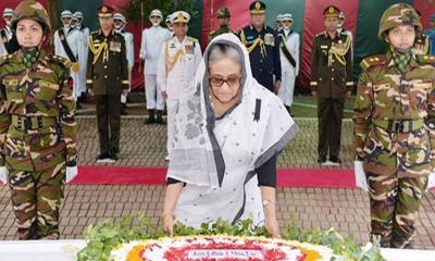 টুঙ্গিপাড়ায় বঙ্গবন্ধুর সমাধিতে প্রধানমন্ত্রীর শ্রদ্ধা