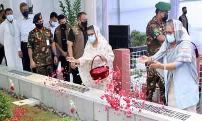 শেখ রাসেলের সমাধিতে শেখ হাসিনা-রেহানার শ্রদ্ধা