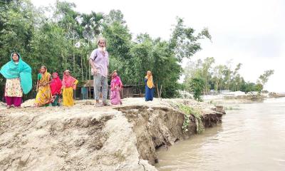 ভাঙনরোধে স্থায়ী বাঁধ চায় নদীতীরের মানুষ