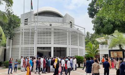 বঙ্গবন্ধুর সমাধিতে ৩ দিন সাধারণ দর্শনার্থীদের প্রবেশ বন্ধ