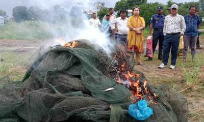 মানিকগঞ্জে দেশীয় মাছ রক্ষায় পোড়ানো হল চায়না দুয়ারী জাল