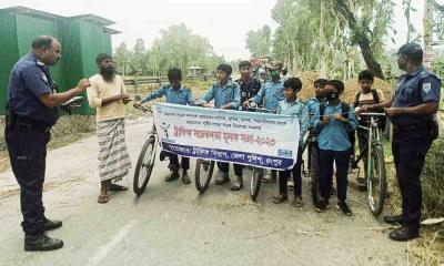 কাউনিয়ায় ট্রাফিক আইন ও সচেতনতা বিষয়ে শিশুদের সাথে পথ সভা