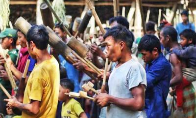 বাঁশের কঞ্চি ও লাউলের খোলে ম্রো বাঁশি ‘প্লুং’