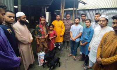 বৃদ্ধাকে ছাগল কিনে দিলো ‘সেবাশ্রম ফাউন্ডেশনে’র স্বেচ্ছাসেবীরা