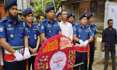 শোলাকিয়ায় জঙ্গি হামলায় নিহতদের স্মরণে জেলা পুলিশের শ্রদ্ধা