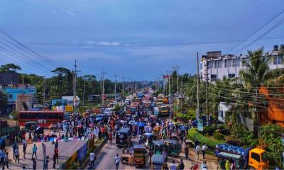 নজরুল বিশ্ববিদ্যালয় শিক্ষার্থীদের ঢাকা-ময়মনসিংহ মহাসড়ক অবরোধ