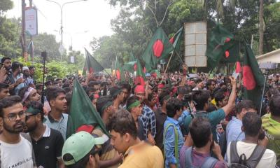 বঙ্গভবন অভিমুখে শিক্ষার্থীদের পদযাত্রা শুরু