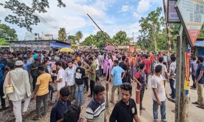 পঞ্চম দিনের মতো ট্রেন আটকে বাকৃবি শিক্ষার্থীদের বিক্ষোভ