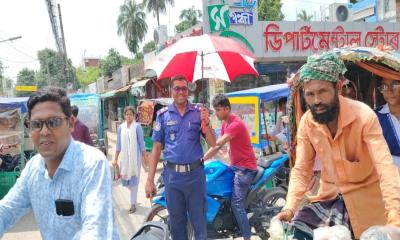 তীব্র দাবদাহেও দায়িত্বে অবিচল ট্রাফিক পুলিশ