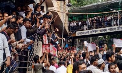 ‘উই ওয়ান্ট জাস্টিস’ স্লোগানে মুখর চট্টগ্রাম আদালত প্রাঙ্গণ