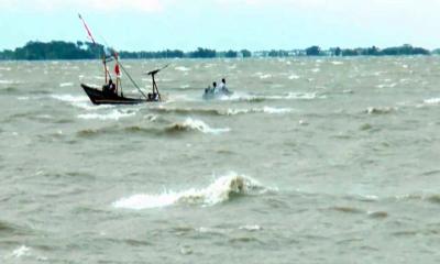 চরফ্যাশনে মেঘনায় ট্রলার ডুবি: ৫ জেলে উদ্ধার, নিখোঁজ ৮