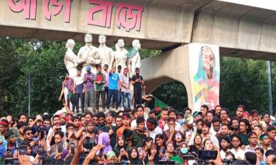 শিক্ষার্থীদের ৪ দফা বাস্তবায়ন না হওয়া পর্যন্ত রাজপথে থাকার ঘোষণা