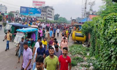 বকেয়া বেতনের দাবিতে ঢাকা-টাঙ্গাইল মহাসড়কে অবরোধ