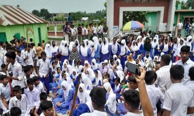 প্রধান শিক্ষকের পদত্যাগের দাবিতে কুষ্টিয়া-প্রাগপুর মহাসড়ক অবরোধ