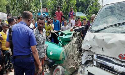 সিরাজগঞ্জে মাইক্রোবাস-সিএনজির সংঘর্ষে নিহত ৫