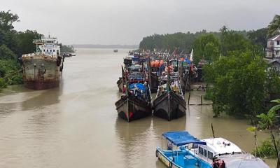 বঙ্গোপসাগর থেকে এখনো ফিরে আসেনি ৩০০ জেলেসহ ২৫ ট্রলার