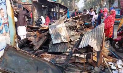 পটুয়াখালীতে গভীর রাতে অগ্নিকাণ্ডে ৭টি দোকান পুড়ে ছাই