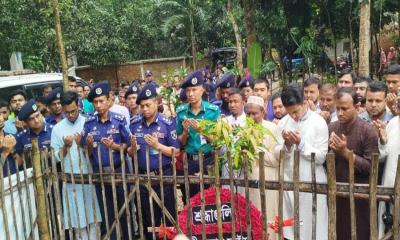 পীরগঞ্জে আবু সাঈদের কবর জিয়ারত করলেন আইজিপি-সারজিস