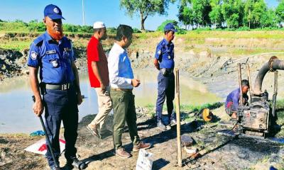 আখাউড়ায় কৃষি জমি থেকে মাটি উত্তোলন, ২ ড্রেজার জব্দ