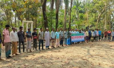 প্রবাসী সাইদুরকে বিদেশ যেতে বাধা, প্রতিবাদে এলাকাবাসীর মানববন্ধন