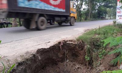 মাগুরা পারনান্দয়ালী মহাসড়ক যেন মৃত্যুর ফাঁদ