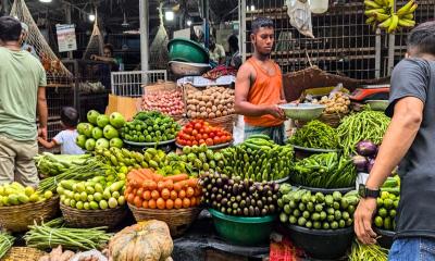 কারওয়ান বাজারে হাত বদলেই সবজির দাম দ্বিগুণ