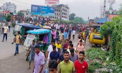 বকেয়া বেতনের দাবিতে ঢাকা-টাঙ্গাইল মহাসড়ক অবরোধ