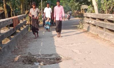 তাড়াইলে ব্রিজের মাঝে গর্ত, ঝুঁকি নিয়ে চলাচল