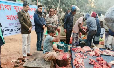 পোরশায় সরকারিভাবে ৬০০ টাকায় গরুর মাংস বিক্রি