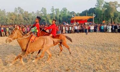 সরিষাবাড়ীতে ঐতিহ্যবাহী ঘোড়দৌড় দেখতে জনতার ভিড়