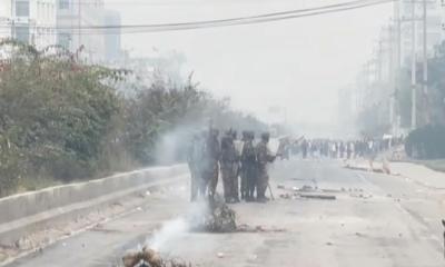 কাশিমপুরে কারখানা খুলে দেওয়ার দাবিতে মহাসড়ক অবরোধ