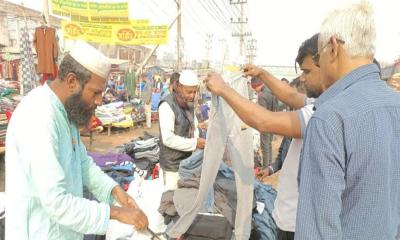 সাভারের ফুটপাতে শীতের কাপড় বিক্রির হিড়িক