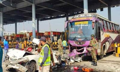 এক্সপ্রেসওয়েতে প্রাইভেটকারে বাসের ধাক্কা, নিহত ৫