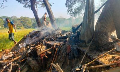 রাউজানে ভয়াবহ অগ্নিকাণ্ডে দিনমজুরের বসতঘর পুড়ে ছাই