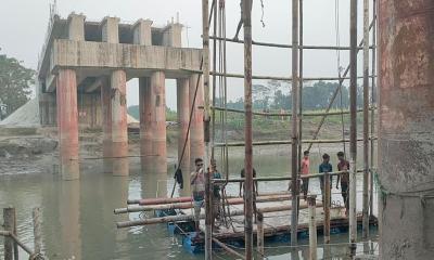 বিকল্প ব্যবস্থা না করে সেতু নির্মাণ, নৌযান চলাচল বন্ধ