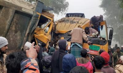 জয়পুরহাটে দুই ট্রাকের মুখোমুখি সংঘর্ষ, চালক নিহত