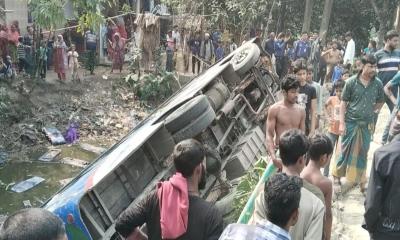 ভোলায় দুই যাত্রীবাহী বাসের মুখোমুখি সংঘর্ষ, আহত ২০