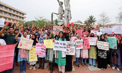 কুয়েটে ছাত্ররাজনীতিকে ‘লাল কার্ড’ দেখালেন শিক্ষার্থীরা