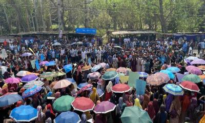 ধর্ষকদের শাস্তির দাবিতে রাবি শিক্ষার্থীদের ঢাকা-রাজশাহী মহাসড়ক অবরোধ