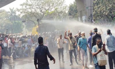 শিক্ষকদের যমুনায় যাওয়ার চেষ্টা, ছত্রভঙ্গ করে দিল পুলিশ