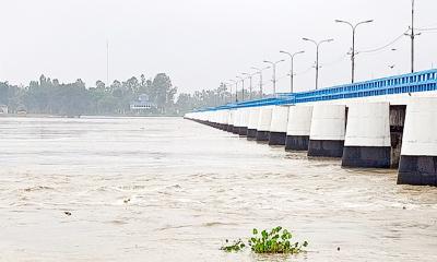 টানা বৃষ্টিতে বাড়ছে তিস্তার পানি, বিপৎসীমা ছুঁই ছুঁই