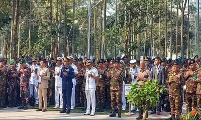 সামরিক কবরস্থানে স্বরাষ্ট্র উপদেষ্টাসহ তিন বাহিনী প্রধানের শ্রদ্ধা