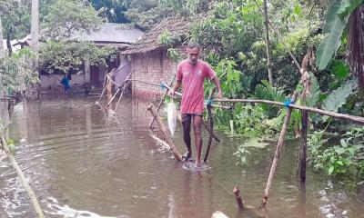 চাহিদার তুলনায় নেই পর্যাপ্ত ত্রাণ, অনাহারে পানিবন্দি মানুষ