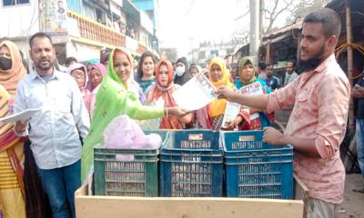 আড়াইহাজারে বিএনপির লিফলেট বিতরণ